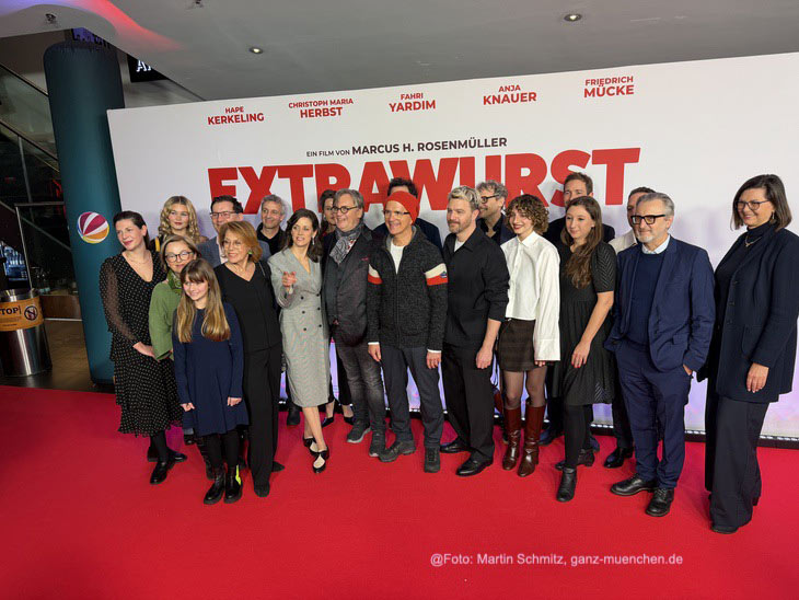 Das Team um Friedrich M&uuml;cke, Gaby Dohm, Fahri Yardim, Marcus H. Rosenm&uuml;ller, Anja Knauer, Hape Kerkeling, Christoph am Roten Teppich von "Extrawurst" @Foto: Martin Schmitz 